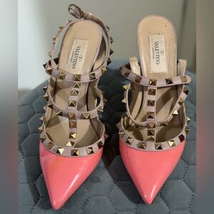 VALENTINO PATENT ROCKSTUD CAGED PUMP 100MM. COLOR: CANDY ROSE/POUDRE. SIZE 37